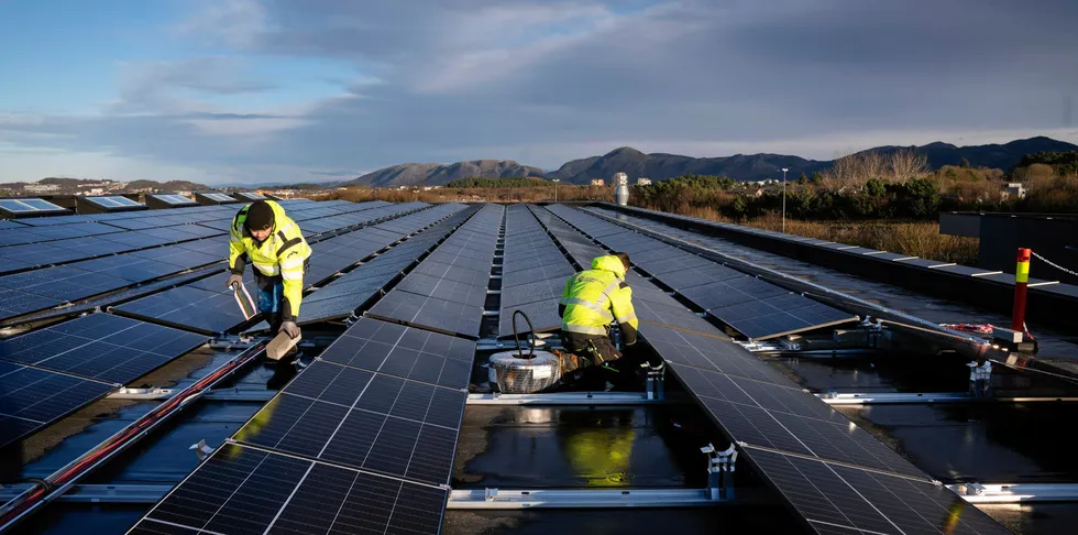 Kostnadsøkninger og mangelen på de store solprosjektene dras frem som årsaker til at vi ikke vil klare å nå 2030-målene for solkraft i Norge.