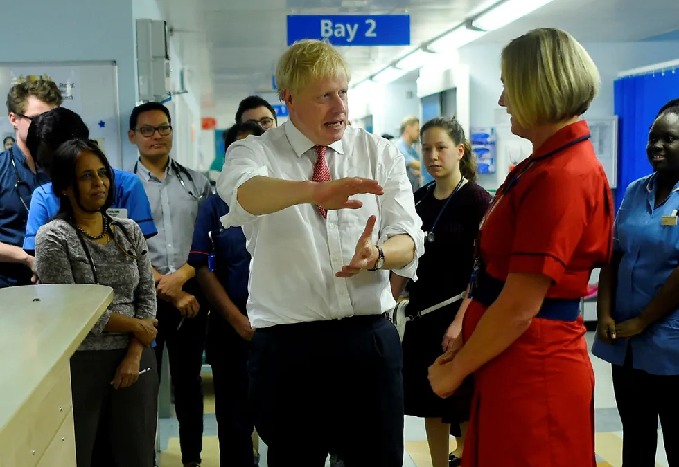 Britenes statsminister Boris Johnson tar av hanskene. Her under et besøk på et sykehus i Watford utenfor London denne uken.