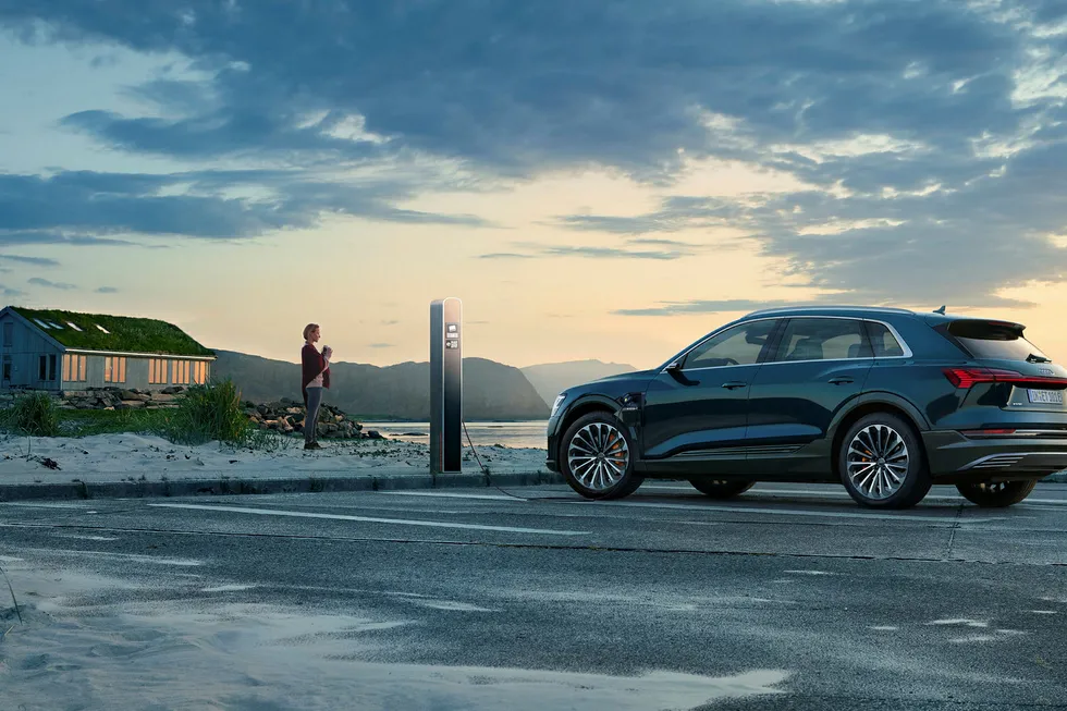 Audi E-tron ble lansert denne uken. Her er bilen på besøk på Giske på Sunnmøre.