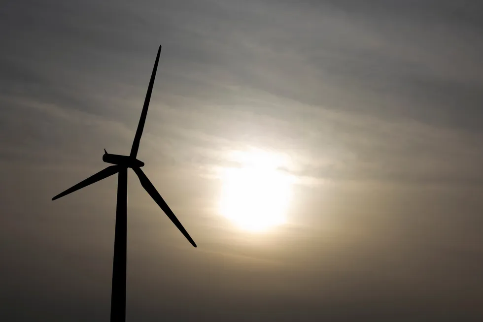 Regjeringen foreslår å innføre en grunnrenteskatt på landbasert vindkraft på 35 prosent.