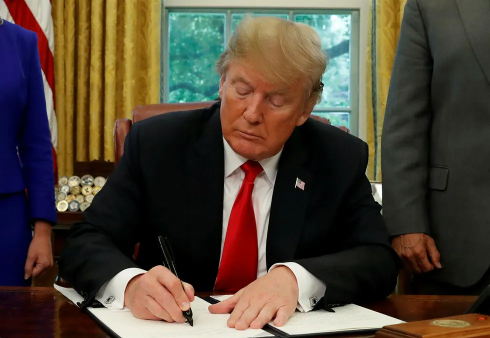 Her signerer Donald Trump direktivet. Foto: LEAH MILLIS/Reuters