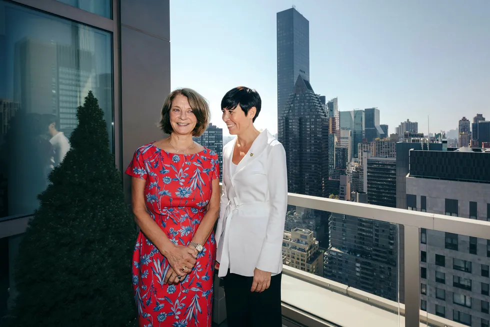 Utenriksminister Ine Eriksen Søreide er venninne med Mona Juul, Terje Rød-Larsens kone og Norges FN-ambassadør i New York. Her er de på terrassen i Juuls representasjonsbolig på Manhattan.