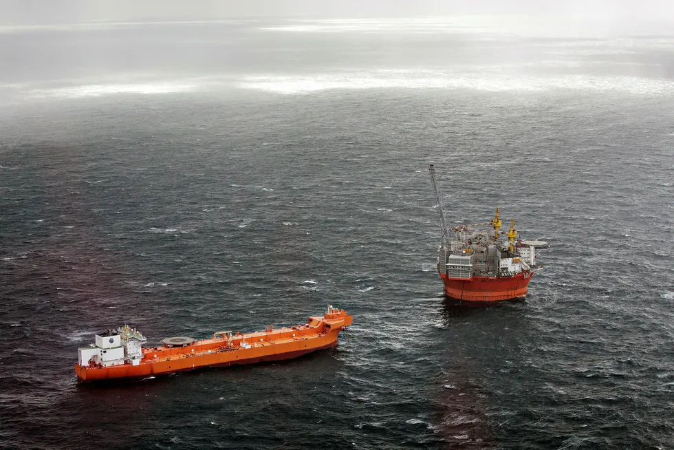 Oljeplattformen Goliat i Barentshavet er stengt for femte gang i sitt første driftsår. Denne gangen er det feil ved losseslangen fra plattformen til oljetankerne. Nå skal Petroleumstilsynet gjennomføre nok et tilsyn av Goliat. Foto: Aleksander Nordahl
