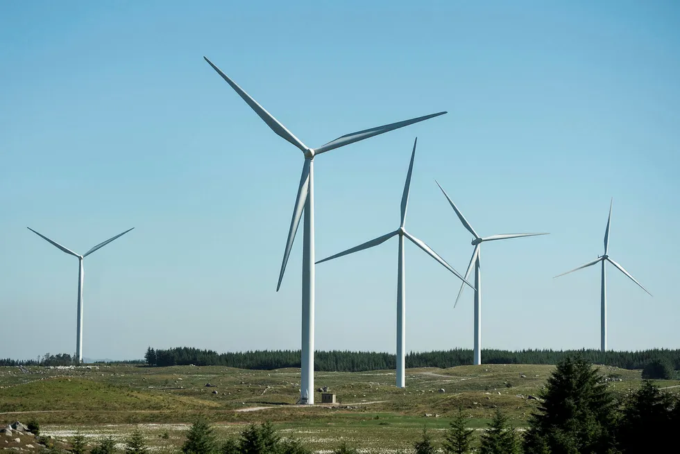 Hvor viktig er støy fra turbinblad for hva folk mener om vindkraft? Hva synes de om vindparker som består av noen få store turbiner kontra områder med mange «små»? Her, Høg-Jæren Energipark nær Varhaug i Rogaland.