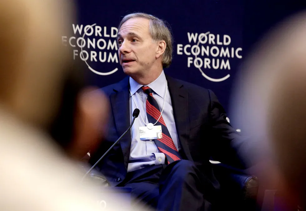 Hedgefondmilliardær Ray Dalio mener at amerikaneres evne til å respektere uenigheter vil ha større effekt på økonomien enn klassisk pengepolitikk. Foto: Jason Alden/Bloomberg