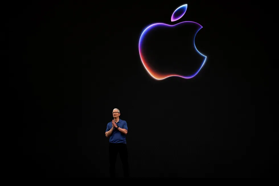 Apple-sjef Tim Cook lanserte mandag selskapets KI-strategi. Markedet reagerer positivt.
