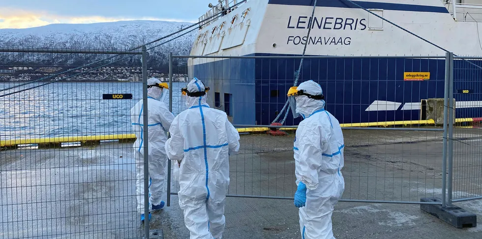 SMITTEMISTANKE: Her går folk fra smittevernteamet i Tromsø om bord i «Leinebris», etter at en russisk arbeidsinnvandrer hadde testet positivt for korona.