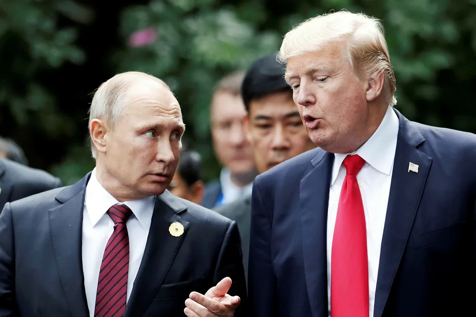 USAs president Donald Trump i samtaler med Russlands president Vladimir Putin under Apec-toppmøtet i Vietnam i november ifjor. Foto: Jorge Silva/Reuters/NTB Scanpix