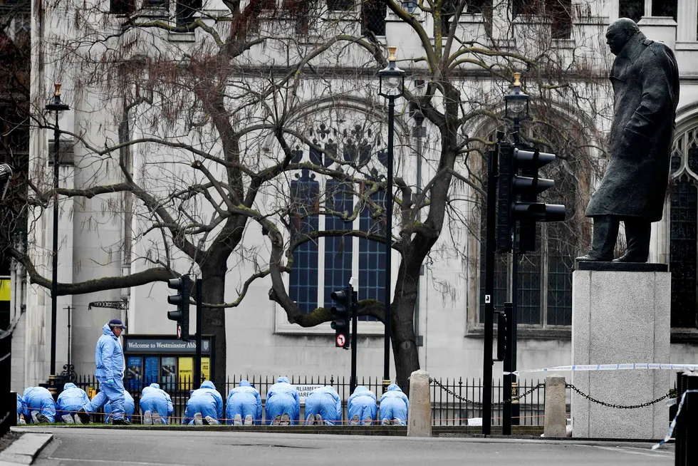 Dagen derpå. Politiet leter etter beviser utenfor parlamentet i London etter onsdagens terrorudåd. Foto: Justin Tallis/AFP/NTB Scanpix