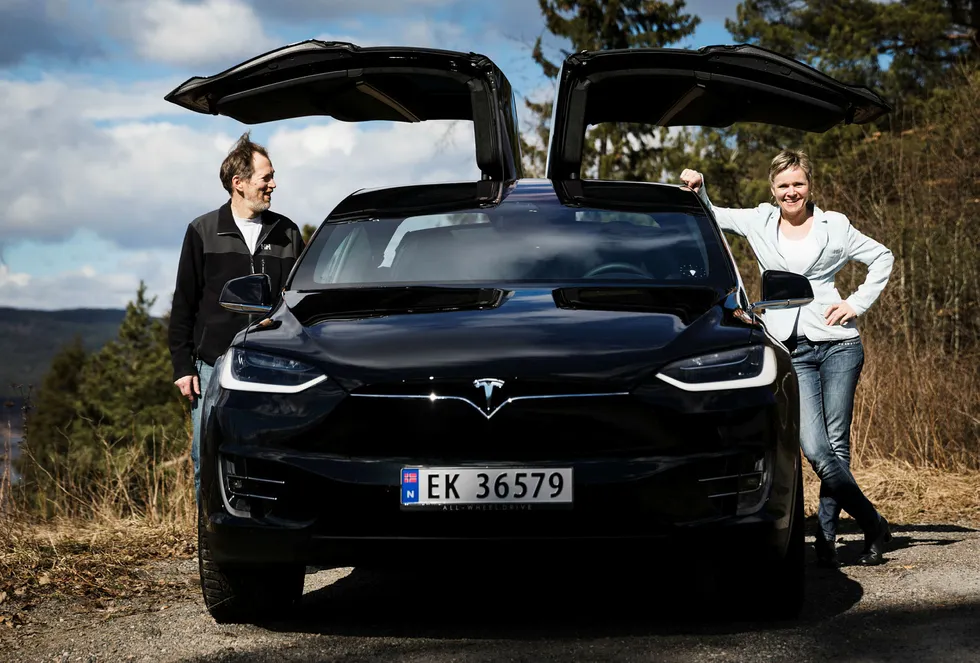 Audun Birkeland og Tone Ophus eier en Tesla X og nyter godt av det gunstige elbilregimet i Norge. Foto: Per Thrana