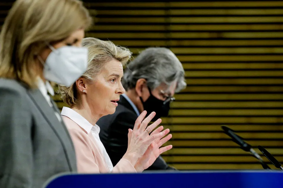 EU-toppene Ursula von der Leyen, helsekommissær Stella Kyriakides og indre markedskommissær Thierry Breton, lover vaksinebedring under pressekonferanse i Brussel onsdag