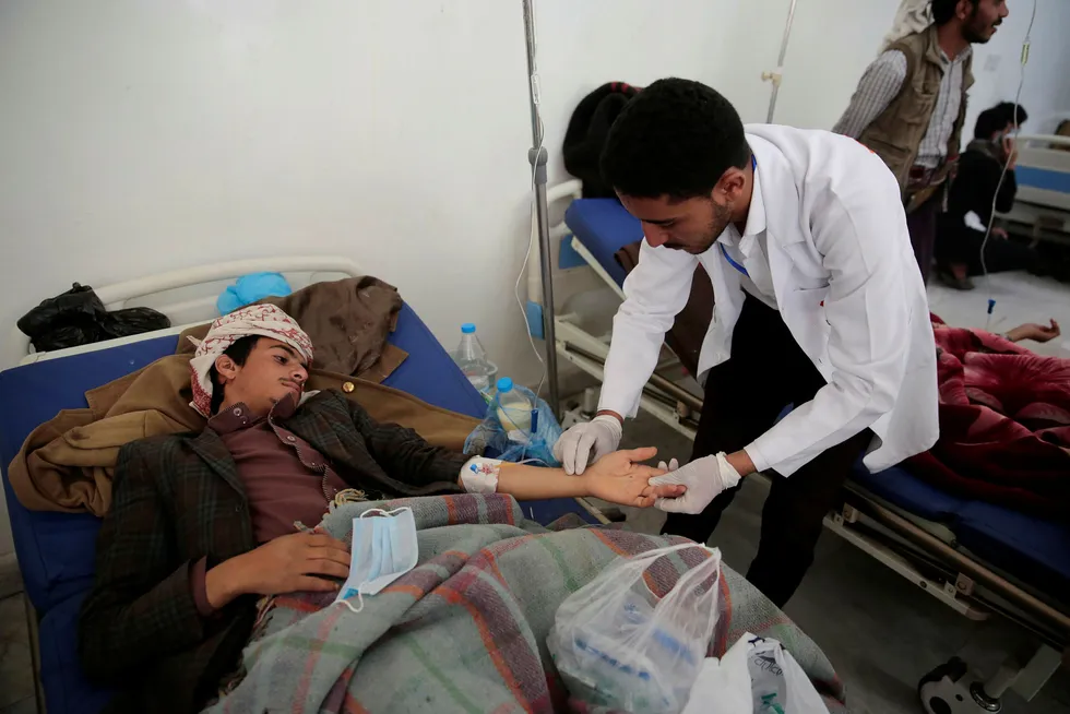 De ansatte i helsevesenet i Jemen har ikke fått lønn på ni måneder, men møter likevel på jobben for å hjelpe de mange som trenger det. Foto: AP / NTB scanpix
