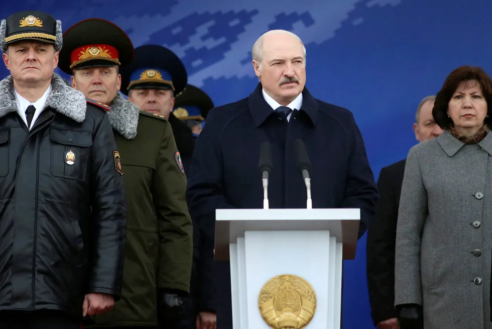 Det er varslet store demonstrasjoner mot Aleksandr Lukasjenko lørdag 25. mars, som er Hviterusslands frihetsdag. Her omgitt av regjeringsmedlemmer i forbindelse med en 100-årsmarkering av det hviterussiske politiet i Minsk tidligere i mars. Foto: Maxim Guchek/AP/NTB Scanpix