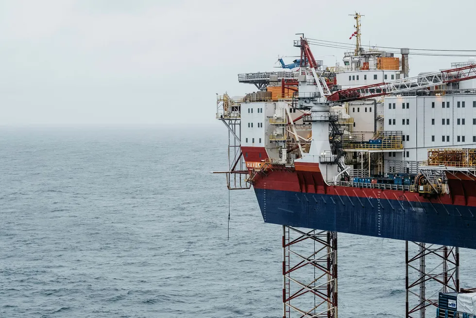 Tjenester knyttet til oljenæringen bidro til bnp-veksten i november 2019. Bilde fra Johan Sverdrup-feltet i Nordsjøen, som ble åpnet tidligere denne uken.