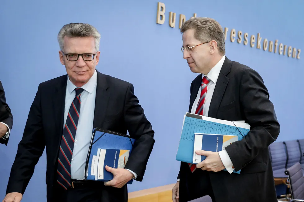 Thomas de Maizière og Hans-George Maassen advarer mot russiske dataangrep. Foto: AP / NTB scanpix