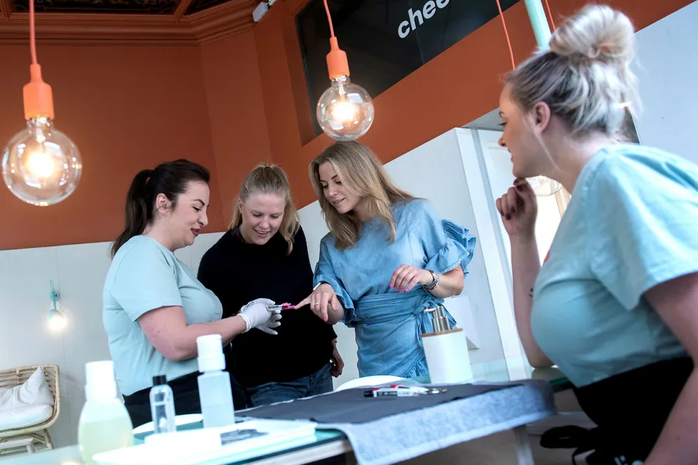 De to eneste ansatte i Olio, Eirini Lappa (til venstre) og Jessica Herbertson (til høyre) instruerer daglig leder Mia Solem (i sort) og partner i Askeladden, Linn Børke.