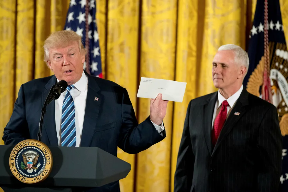 President Donald Trump holder opp brevet som tidligere president Barack Obama la igjen til ham i Det hvite hus. Foto: AP Photo/Andrew Harnik