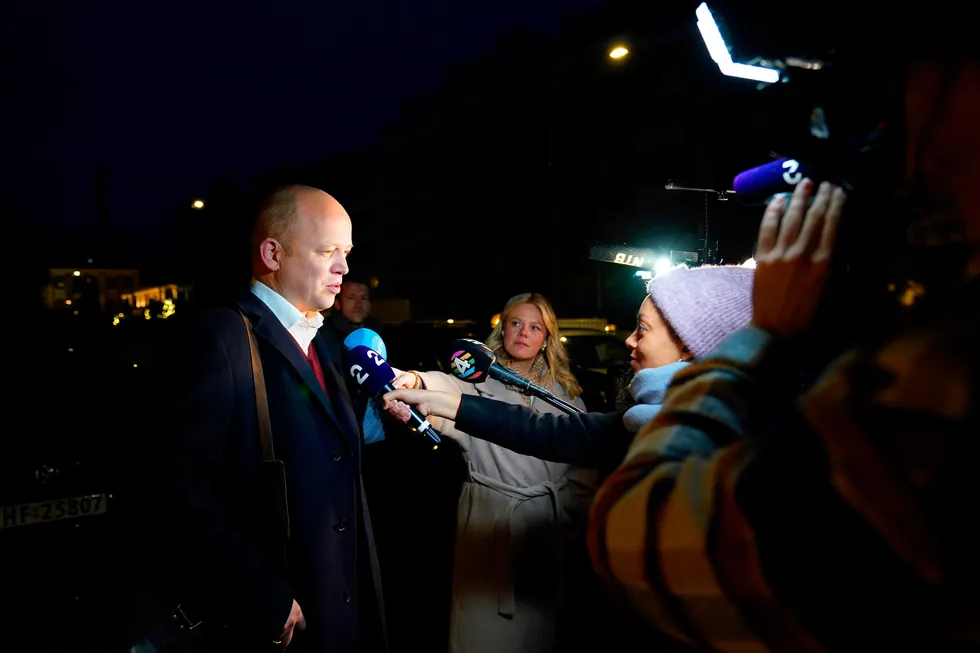 Finansminister Trygve Slagsvold Vedum møtte pressen utenfor sin statsrådsbolig grytidlig mandag.