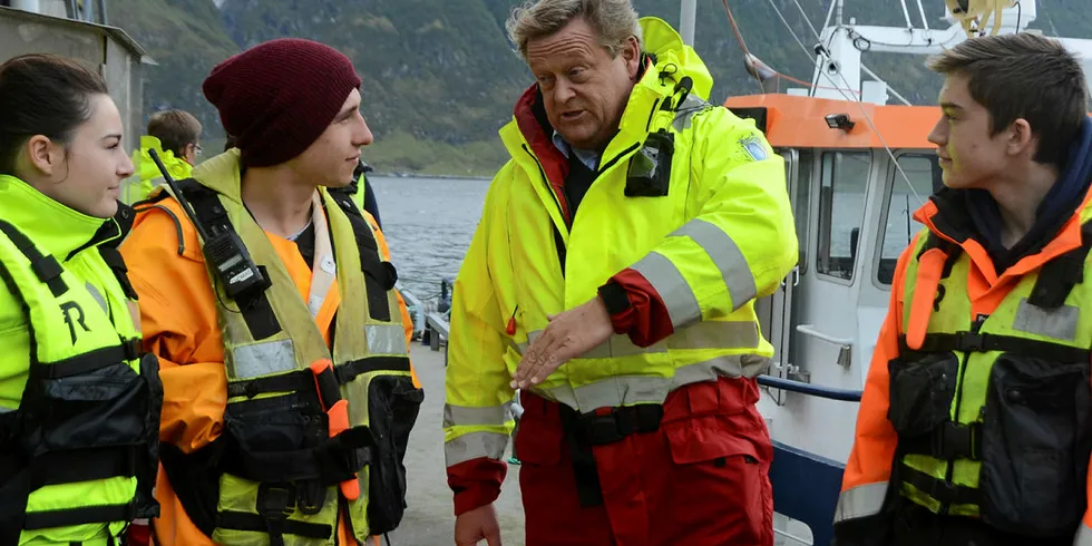 BESØK PÅ MERDKANTEN: Fiskeriminister Harald Tom Nesvik vil at det skal satses på enda flere oppdrettsarter. Her møter fiskerimisteren lærlinger ved Marine Harvest sitt anlegg i Fåfjorden ved Måløy i en tidligere anledning. Nesvik møtte lærlingene Cèline Thomè Thomas Midtvik og Henrik Søraa.