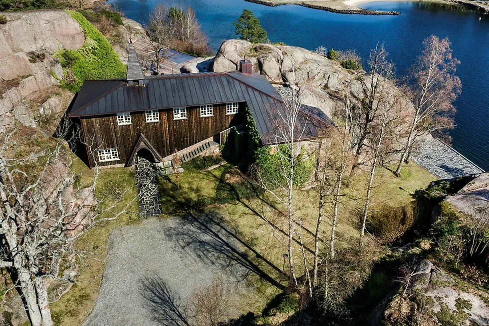 Slotte på Hesnes utenfor Grimstad har fått ny eier. Ellen Kathrine Dyvik ga 18 millioner kroner for eiendommen, som tidligere tilhørte kraft-investor Einar Aas.