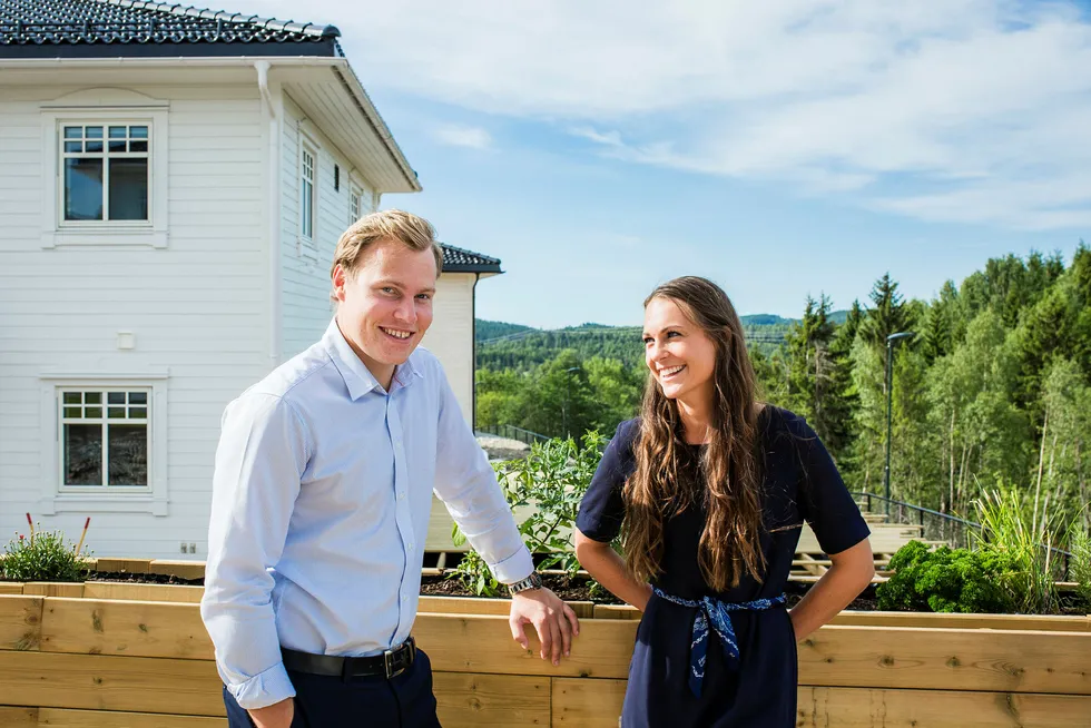 Per Magnus Moen (24) og Dagrun Myklebust (24) solgte leiligheten sin i Oslo for å kjøpe hus i Lier. Foto: Sebastian S. Bjerkvik
