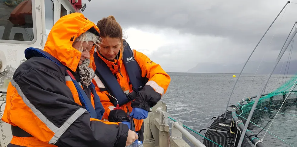 Fagsjef miljø og helse, Karoline Skaar Amthor (t.h.), i Sjømat Norge. På bildet står hun sammen med Camilla Skagen Sandvik i Previwo.