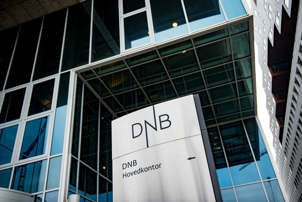 Flere av DNBs nettjenester er nede søndag.