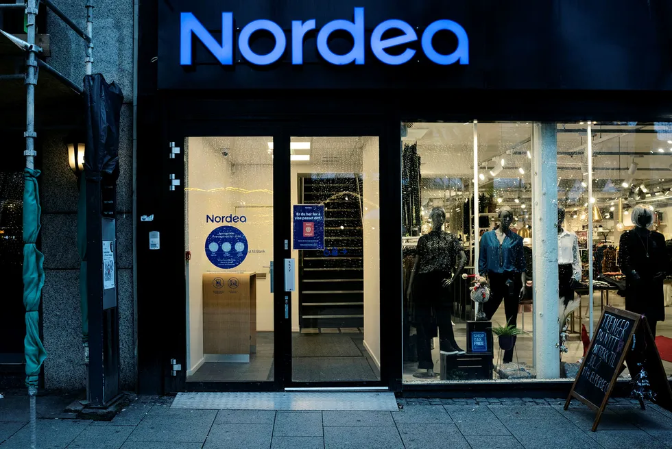 Nordea-kunder fikk torsdag en e-post der de blir truet med stengt bankkonto, dersom de ikke utleverer personlig kortinformasjon. Avbildet er en Nordea-filial på Stortinget i Oslo.