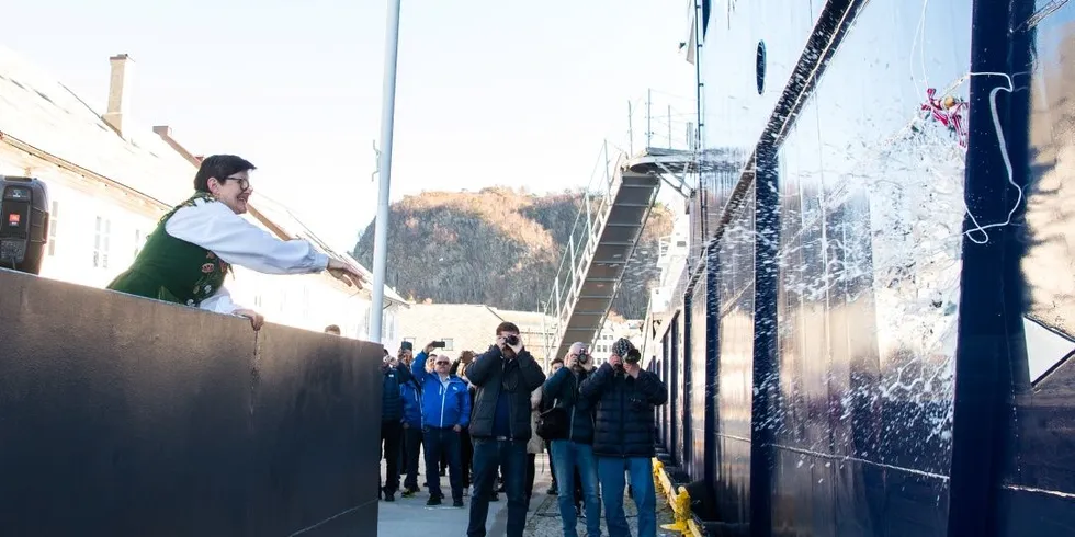 Tidlegere fiskeriminister Lisbeth Berg-Hansen er gudmor for brønnbåten. Pressefoto