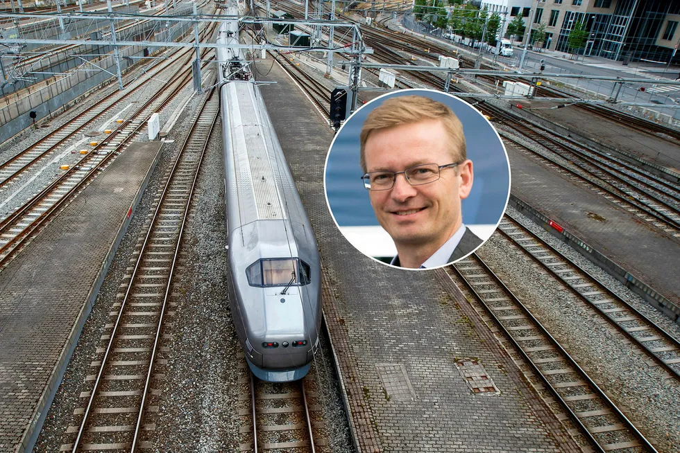 Leder for transportkomiteen på Stortinget, Helge Orten (H), mener det er feil om Jernbanedirektoratet går videre med planene om å bare ha ett togtilbud til Oslo lufthavn.