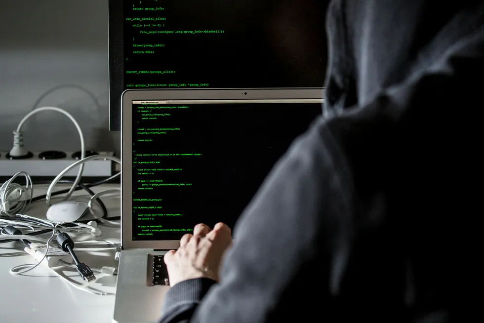 Illustrasjonsbilde: Mann som sitter bak datamaskin og hacker. Foto: Fredik Bjerknes. Foto: Fredrik Bjerknes