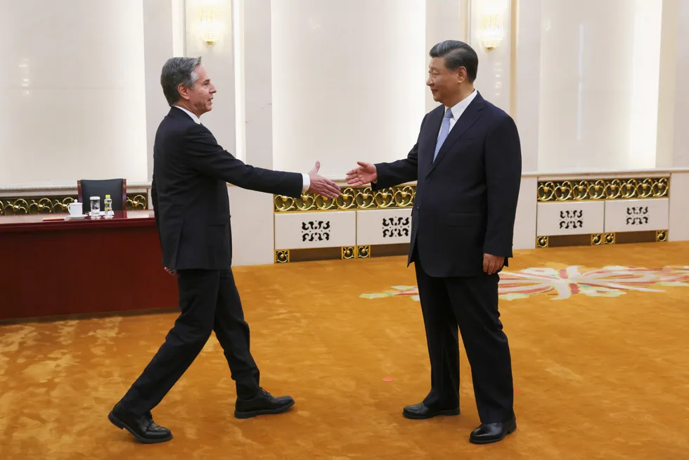 USAs utenriksminister Antony Blinken tas imot av Kinas president Xi Jinping i Folkets store hall i Beijing mandag.