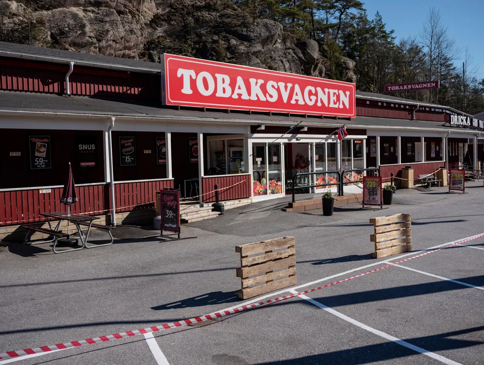 Parkeringsplassene utenfor butikkene ved Svinesund forblir neppe tomme når grensen åpner igjen.