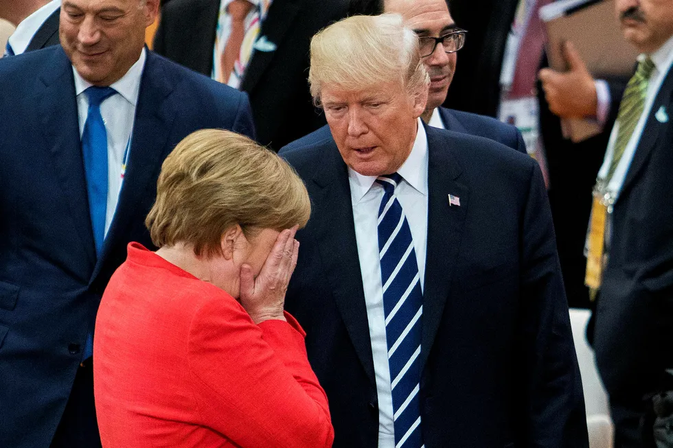 Trumps skattereform kutter selskapsskattesatsen fra 35 prosent til 21 prosent, noe som anslås å øke amerikanske selskapers inntjeningsvekst til neste år med rundt ti prosent, skriver artikkelforfatteren. Her, Tysklands forbundskansler Angela Merkel og USAs president Donald Trump samlet under første sesjonen av G20-toppmøtet i Hamburg i juni. Foto: Tore Meek/NTB Scanpix