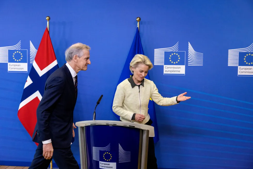 Å stå utenfor EUs Ren energi-pakke fører med seg en rekke ulemper for Norge, ifølge forfatterne. Her Jonas Gahr Støre og Europakommisjonens president Ursula van der Leyen.