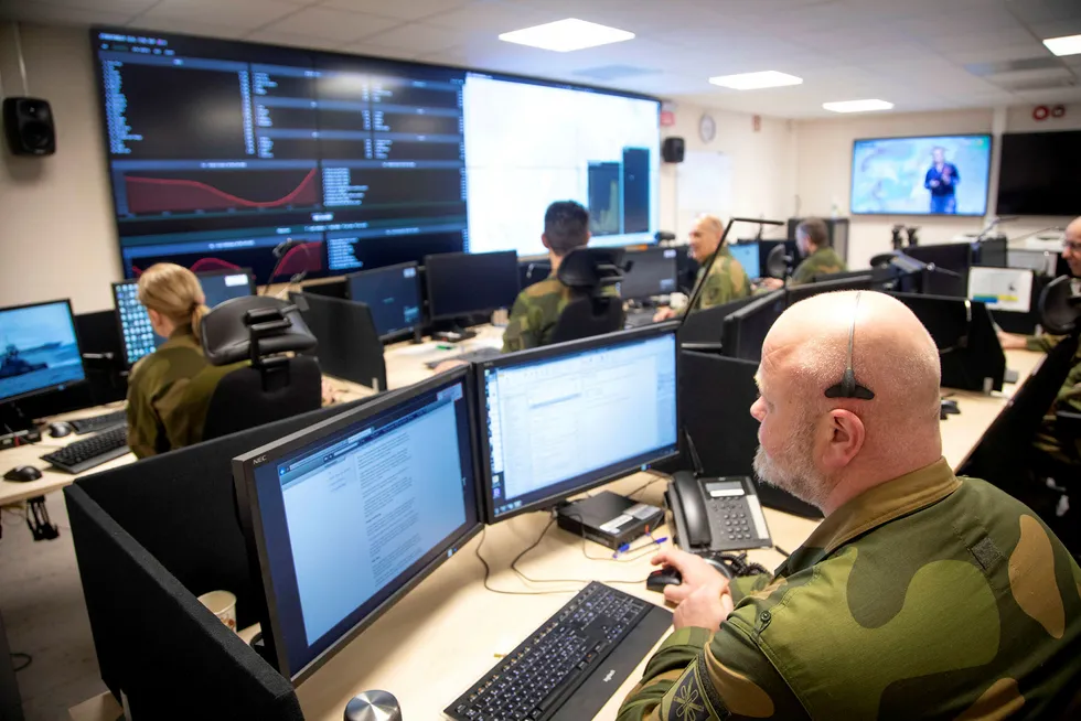 Cyberforsvarets operasjonssenter på Jørstadmoen. Poenget med effektivisering er ikke at dagens forsvar er ineffektivt, men at fremtidens forsvar skal være effektivt, skriver artikkelforfatterne.