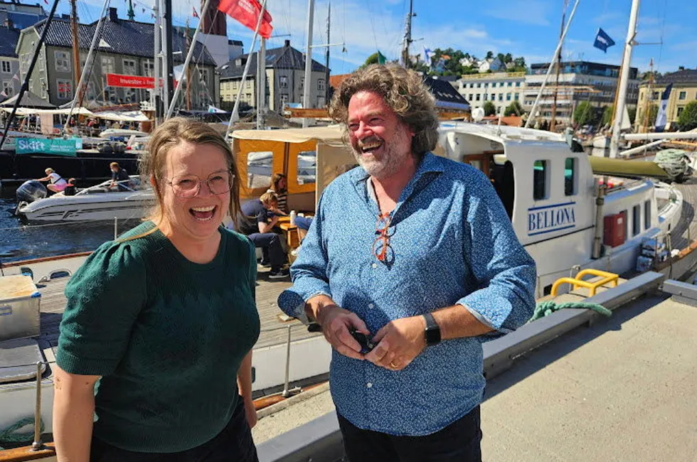 Silje Risholm, seniorrådgiver i Bellona, og Leif Kjetil Skjæveland, samfunnskontakt og bærekraftansvarlig i Skretting, på plass i Arendal mandag.