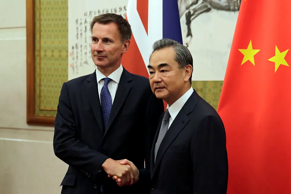 Storbritannias nye utenriksminister Jeremy Hunt hilser på sin kinesiske kollega Wang Yi i Beijing mandag. Foto: Andy Wong/AP/NTB Scanpix