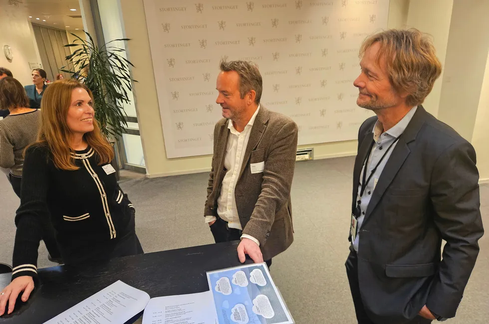 F.v. Stine Akselsen (Sjømat Norge), Geir Ove Ystmark (Sjømat Norge) og Jørn Prangerød (Biomarint Forum) før høringen i Stortingets næringskomité.