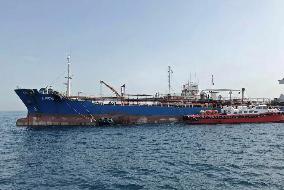 USA tror Iran var involvert i skipssabotasjer. Bildet viser et av skipene, A. Michel, som seiler under flagget til Sharjah, som er et av de sju emiratene.