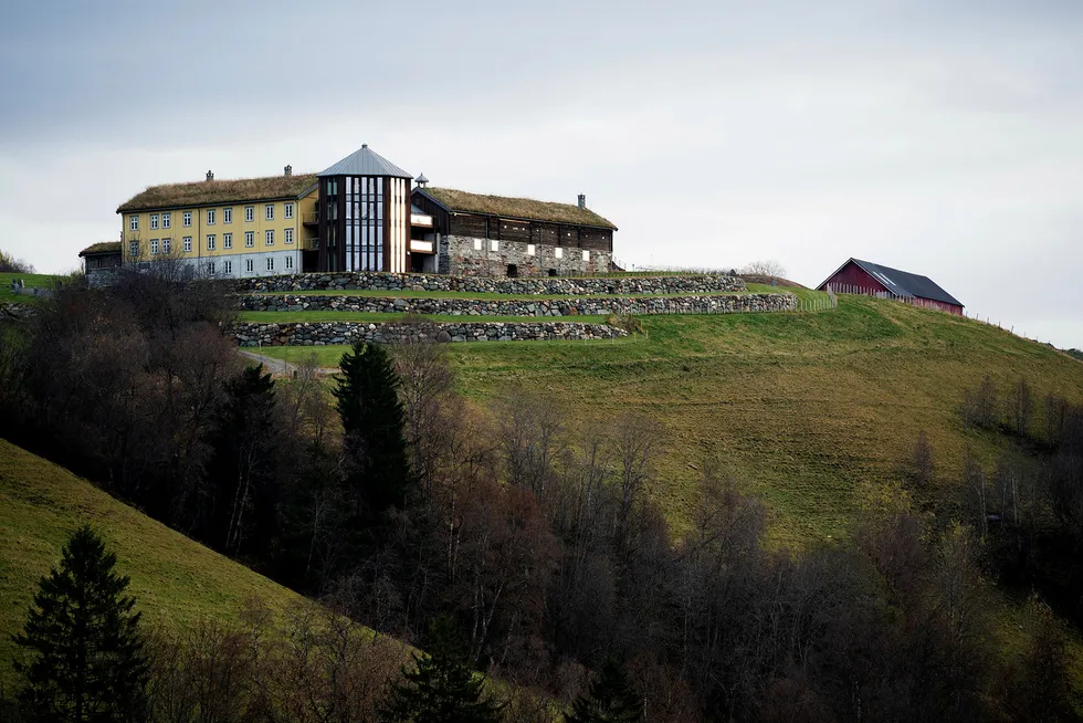 Farsgården til Odd Reitan sør for Trondheim blir kalt Fløtta og ble solgt til hans eget holdingselskap for 119 millioner kroner. Det er en sjelden pris for en landbrukseiendom.