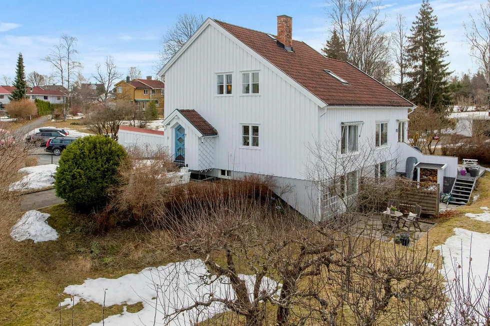 En halvdel av denne boligen gikk hele 45 prosent over prisantydningen og endte på nesten ti millioner kroner. Boligen ligger i Eiksmarka i Bærum, nær grensen til Oslo. Foto: DNB Eiendom