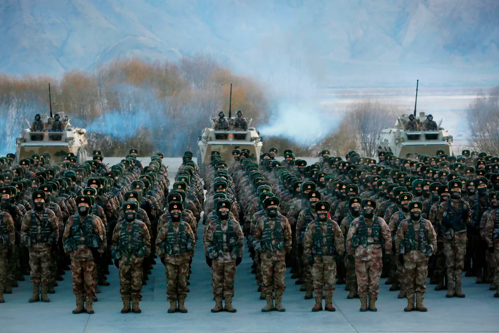 Den kinesiske hæren drev militær trening i Kashgar i Xinjiang sist vinter. Mange realister mener Kinas vekst fundamentalt endrer internasjonal politikk, men advarer samtidig mot å overdrive fiendebildet, skriver artikkelforfatterne.