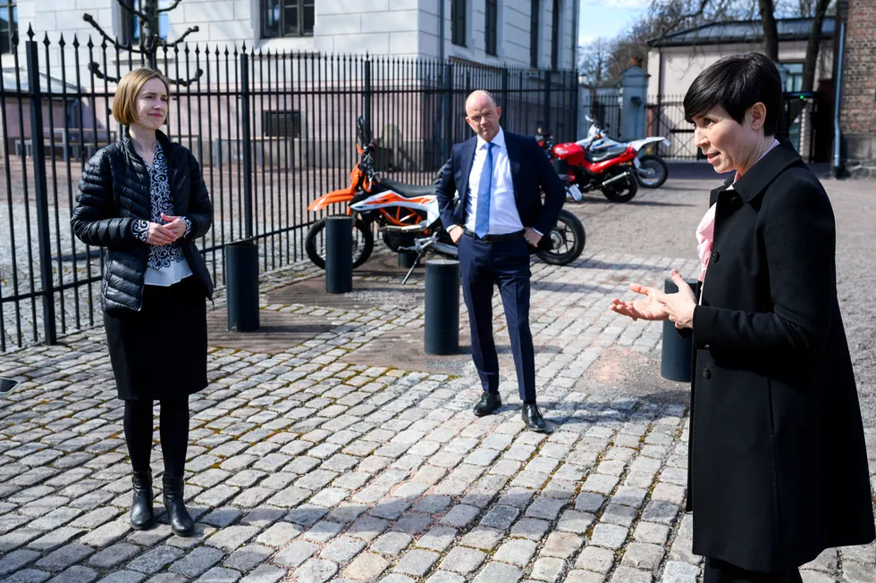 Utenriksminister Ine Eriksen Søreide (til høyre), næringsminister Iselin Nybø og administrerende direktør i NHO, Ole Erik Almlid er bekymret for konsekvensene for norsk batteriindustri etter avtalen mellom EU og Storbritannia.