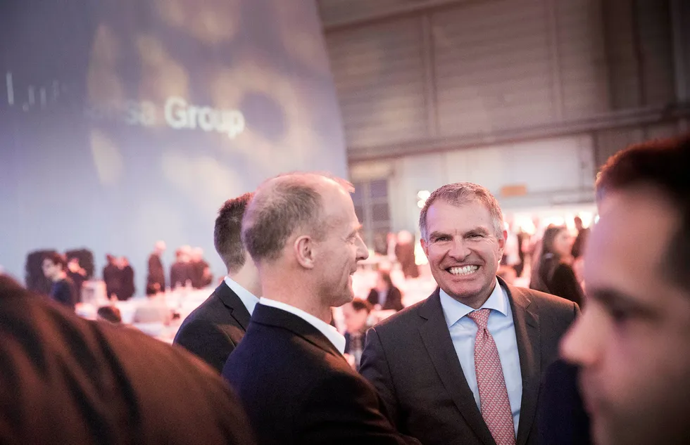 Airbus-sjef Tom Enders (i midten, med ryggen til) i samtale med Lufthansas konsernsjef Carsten Spohr før avdukingen av Airbus A350, som er Lufthansas nye langdistansefly. Foto: Gunnar Lier