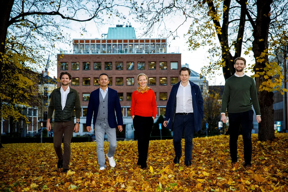 The North Alliance («NoA») har inngått avtale om kjøp av det prisvinnende digitalbyrået Proletar. Fra venstre: Magnus Wrangell Ruud, Proletar, Thomas Høgebøl/NoA, Hanne Bismo Mustad/NoA, Geirr Lødemel Tvedt, Proletar og Rune Syvrud Sandåker, Proletar.