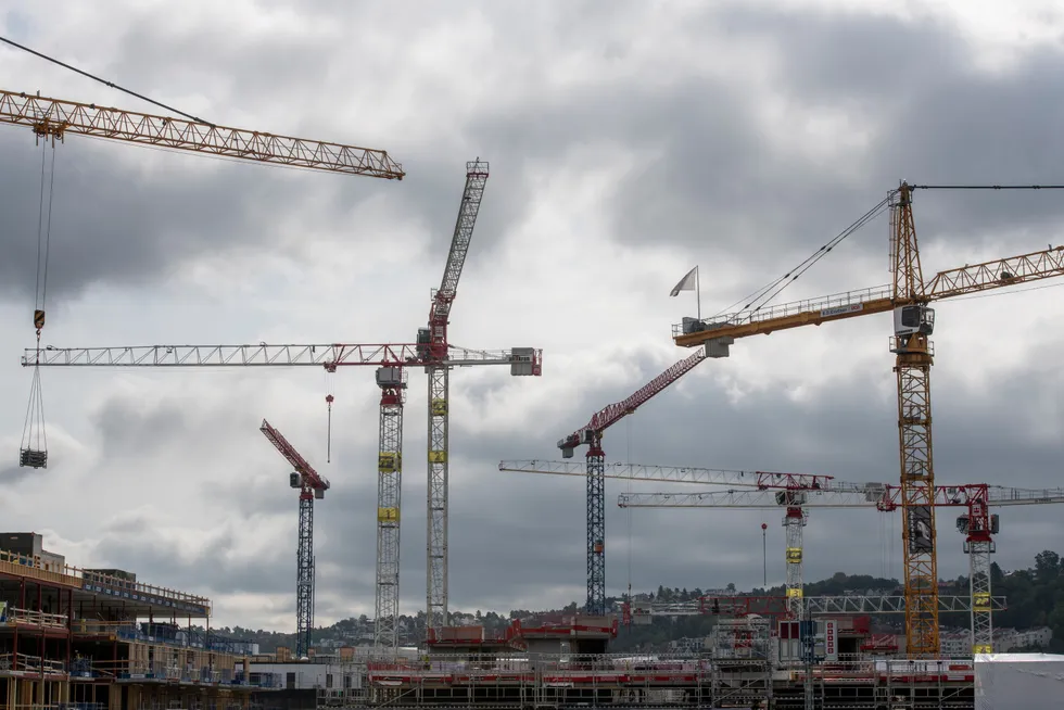 På byggeplasser i Oslo kan det være en høy andel utenlandsk arbeidskraft. Det er få unge som står i kø for å erstatte dem.