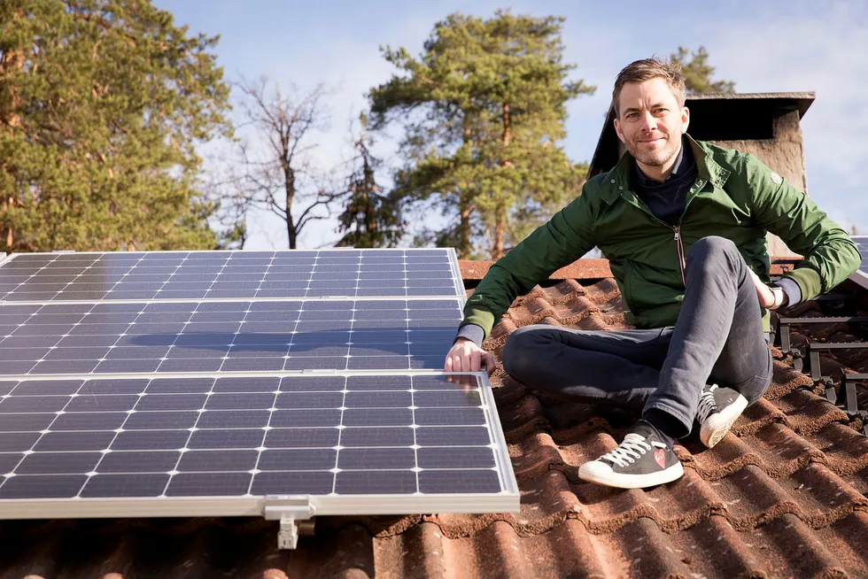 Andreas Thorsheim er en av gründerne bak Otovo, som installerer solceller på folks tak mot månedlige betalinger. – Jeg elsker solcellene mine og sjekker på telefonen hvor mye energi jeg har laget hver dag. Foto: Gunnar Lier
