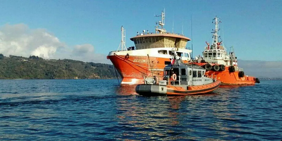 Brønnbåten med det norske navnet "Seikongen" er hevet og ligger nå til reparasjon på et skipsverft. Enkelte frykter at den lakk miljøskadelige stoffer mens den lå forlist.