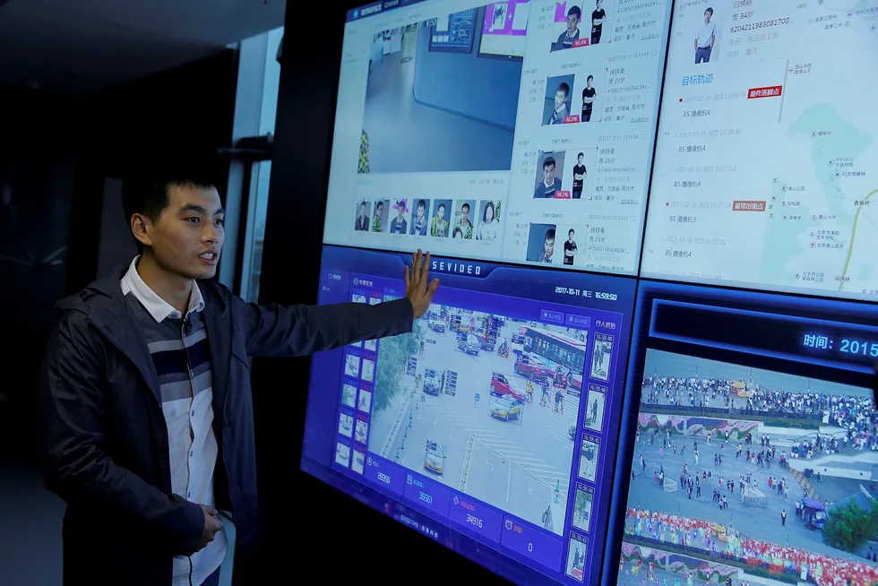 SenseTimes grunnlegger Xu Chiheng står bak utviklingen av ett av verdens mest avanserte kommersielle overvåkningssystemer. Selskapet har fått ti milliarder kroner i finansiering på to måneder og er blitt verdens mest verdifulle kunstig intelligens-selskap. Foto: Thomas Peter/Reuters/NTB Scanpix